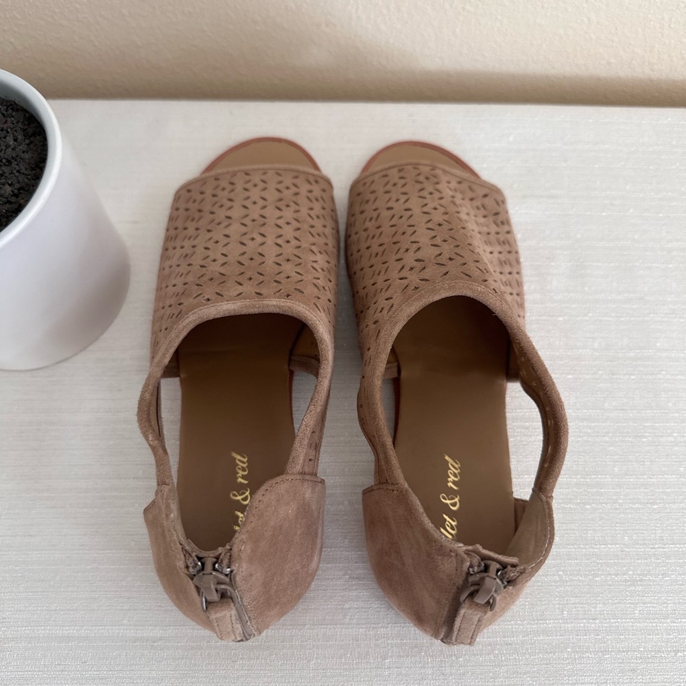 Violet & Red Pippa Tan Perforated Suede Low Wedge Sandals Women’s 8.5M - Picture 10 of 14